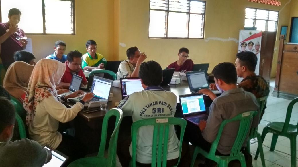 Peserta melakukan praktik langsung menulis dan memposting berita di website desa (twitter Puspindes)